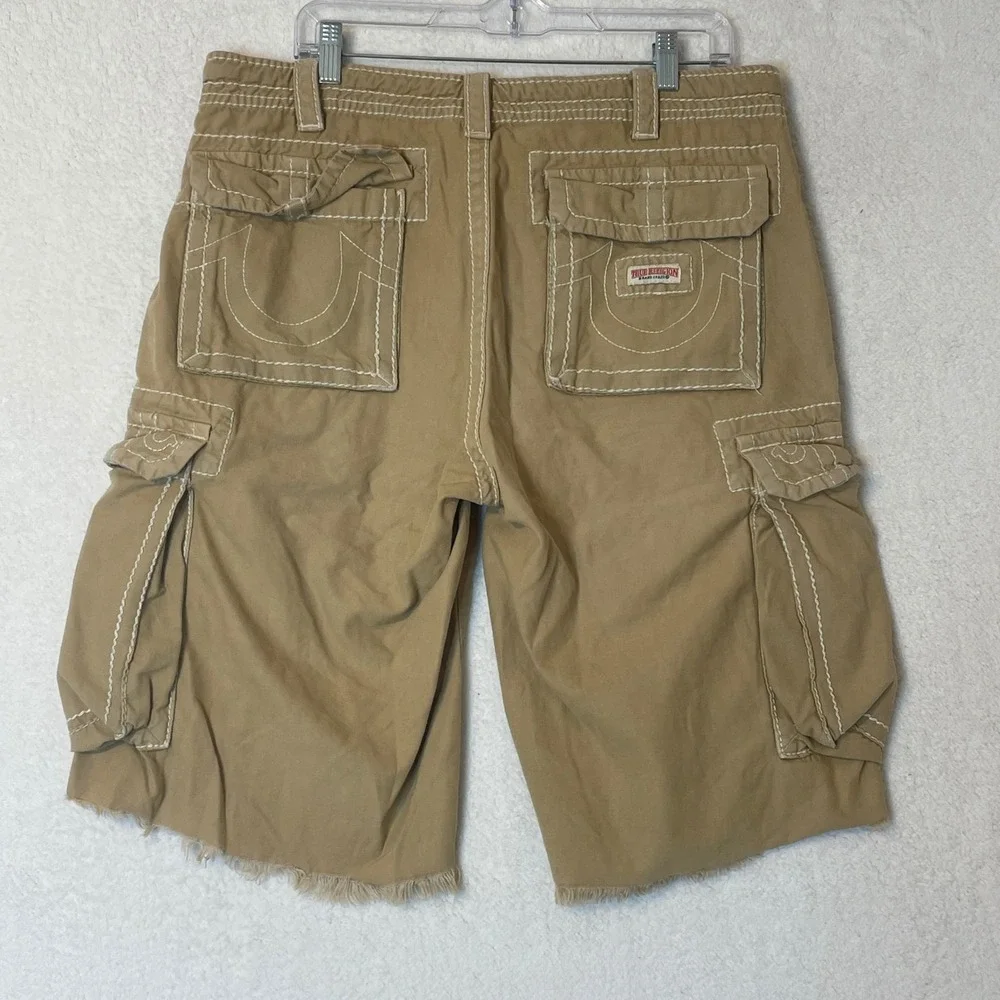 True Religion Mens Tan Cargo Shorts Big T Stitch Raw Hem Size 33 MEG841EH